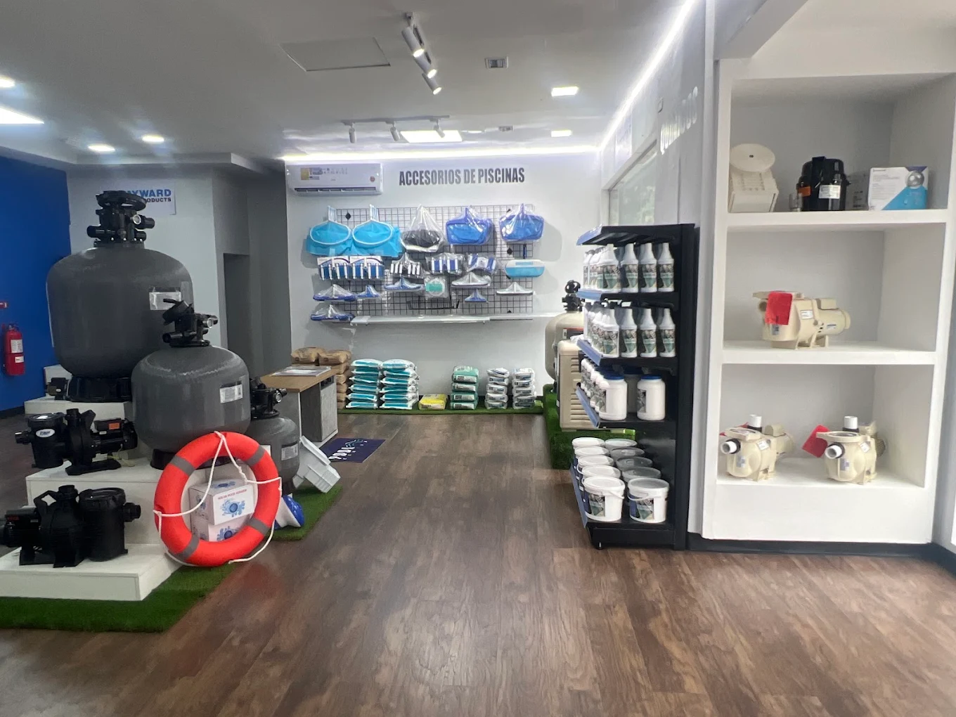 Interior Pool Center 3