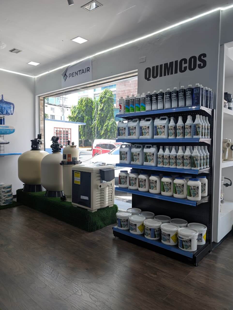 Interior Pool Center 4