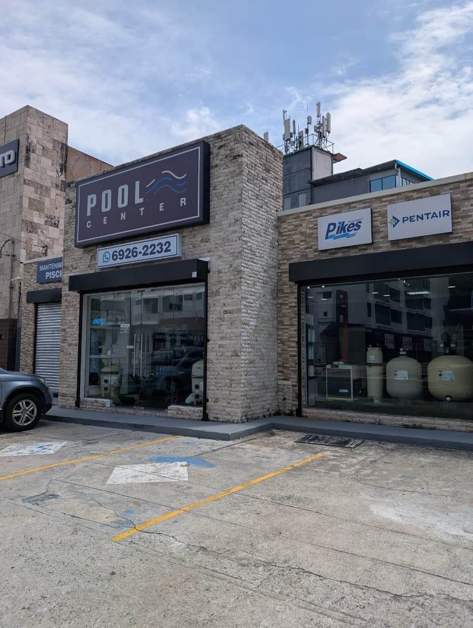 Interior Pool Center 1